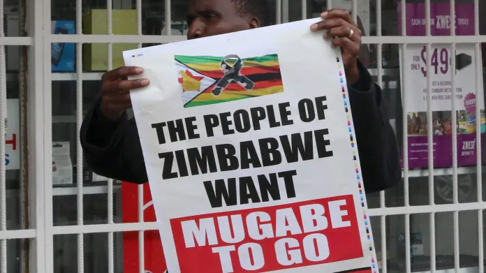 Mugabe musí jít, hlásá jeden z transparentů