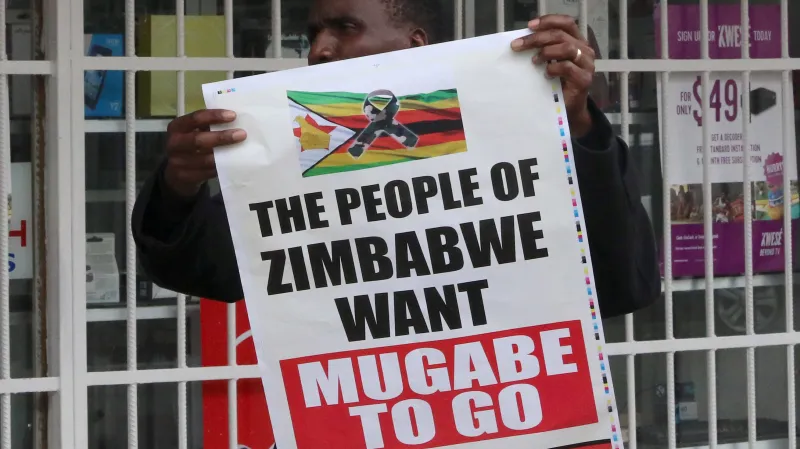 Mugabe musí jít, hlásá jeden z transparentů