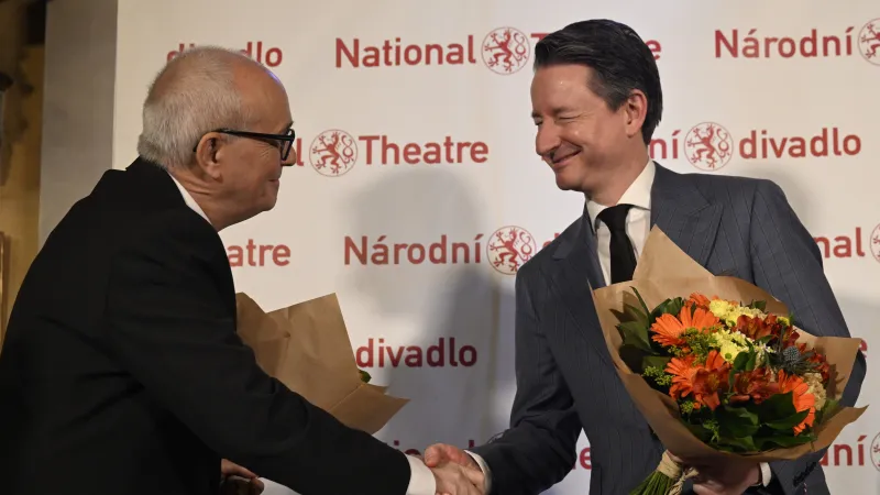 Stávající ředitel Národního divadla Jan Burian (vlevo) gratuluje svému nástupci Martinu Glaserovi