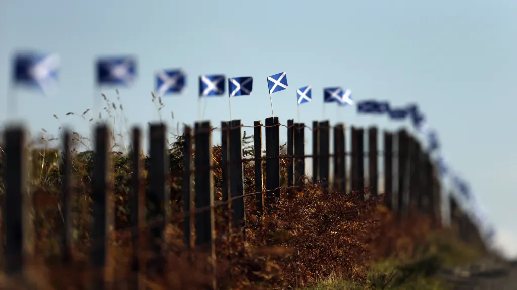 Skotské vlaječky lemují plot před referendem o nezávislosti