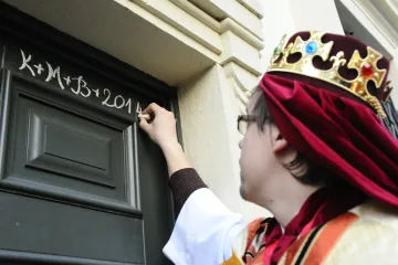 Kristus žehnej tomuto domu. Na dveřích se objevuje tříkrálová zkratka