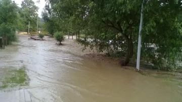 Voda zničila v obci chodníky i silnice