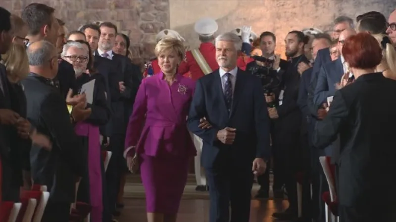 Petr Pavel s manželkou přicházejí do Vladislavského sálu Zdroj: ČT24