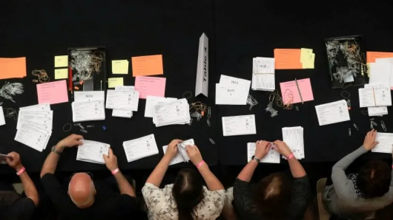 Sčítání hlasů při předčasných volbách ve Velké Británii