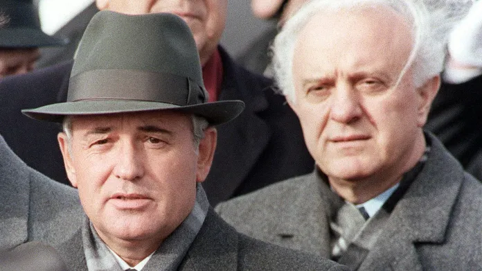 Michail Gorbačov a Eduard Ševardnadze na snímku z roku 1986