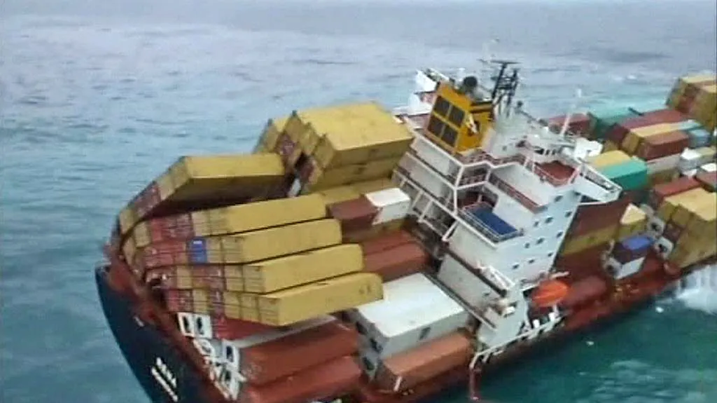 Z paluby nákladní lodi Rena padají do moře kontejnery