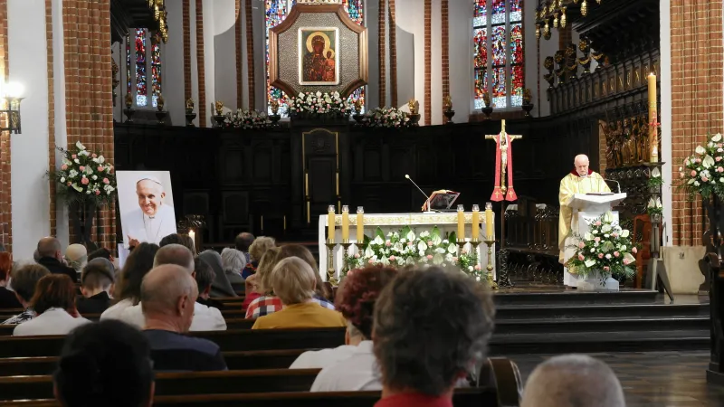 Polsko se modlí za zesnulého papeže