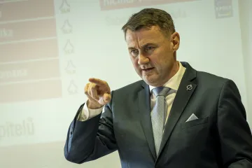 Nepravomocně odsouzený hejtman Půta ustál hlasování o odvolání