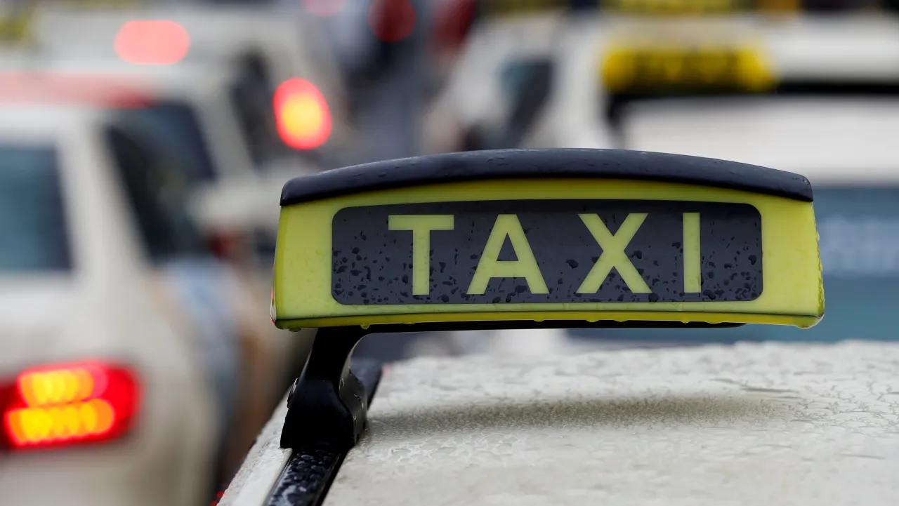 V Praze opět platí cenová regulace taxislužeb s taxametrem
