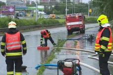 Déšť zatopil Jedovnickou ulici v Brně. Bouřky hrozí v Česku i o víkendu