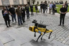 Robotický vlčák SPOT je v Praze. Získalo ho ČVUT