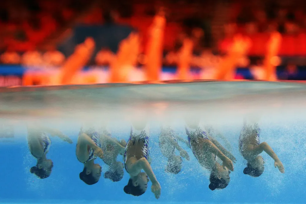 Jako ženy ve skleničce působí fotografie akvabel z 18. světového šampionátu ve vodních sportech v Jižní Koreji