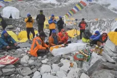 Čeští horolezci, kteří uvázli pod vrcholem himálajské sedmitisícovky, jsou v bezpečí. Po čtyřech dnech je vyzvedl vrtulník