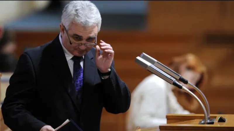 Senátoři přijali novelu o zrušení doživotní imunity