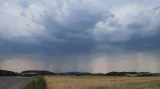 Blížící se bouřková oblačnost na Olešnicku