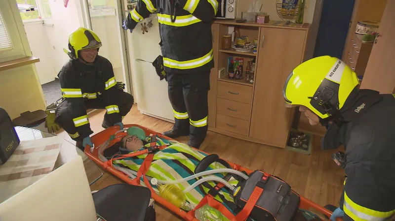 Evakuace dívky s plicní ventilací