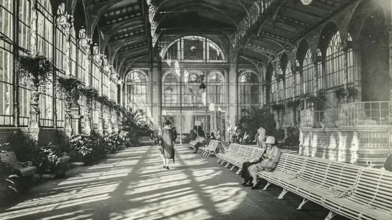 Litinová Vřídelní kolonáda v pseudorenesančním stylu od vídeňských architektů F. Fellnera a H. Helmera z roku 1878 a železobetonová Vřídelní kolonáda v brutalistickém slohu od architekta J. Otruby z roku 1975.