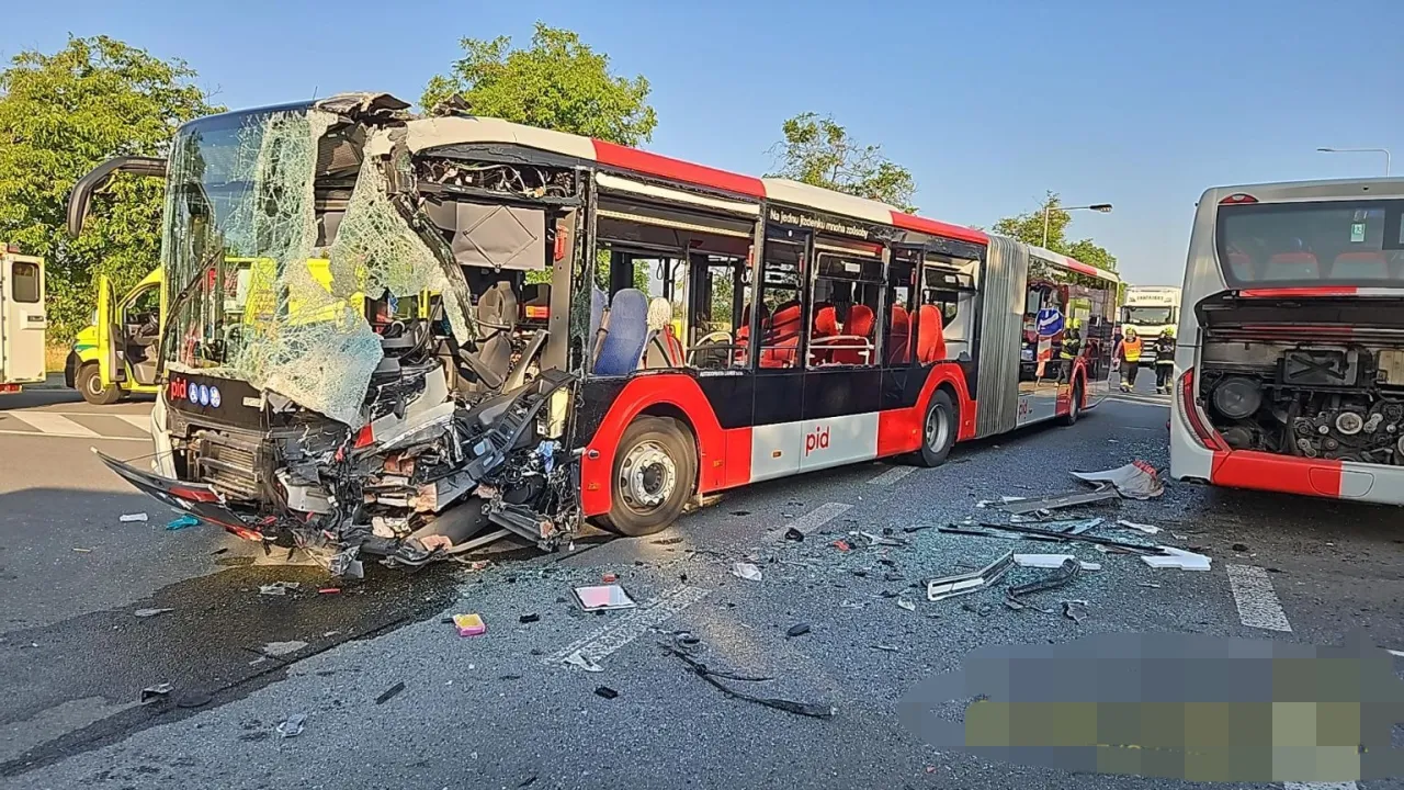 Po srážce autobusů na Kladensku je 17 zraněných, jedna žena vážně