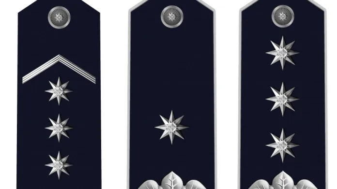 Policejní hodnosti (zleva): plukovník, brigádní generál, generálporučík
