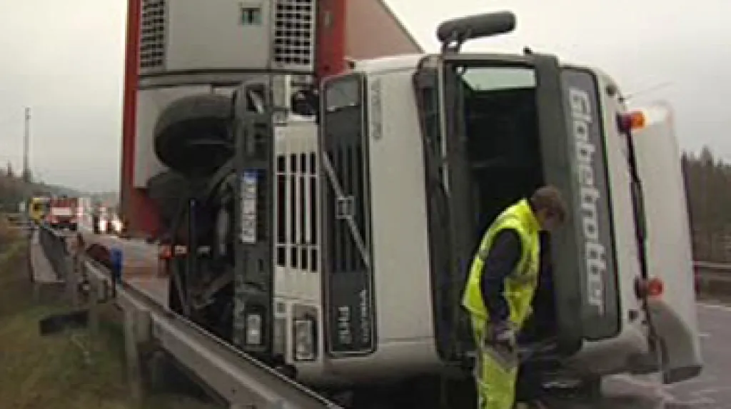 Převrácený kamion na dálnici