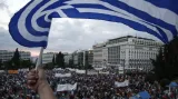 Karakeva: Tisíce lidí demonstrují za setrvání Řecka v eurozóně