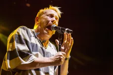 Exfrontman Sex Pistols John Lydon chce soutěžit na Eurovizi. Píseň věnoval nemocné manželce