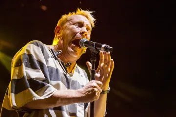Exfrontman Sex Pistols John Lydon chce soutěžit na Eurovizi. Píseň věnoval nemocné manželce