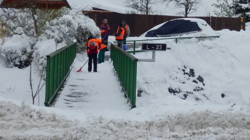 V Bělé pod Pradědem nasadili po středečním sněžení i lopaty