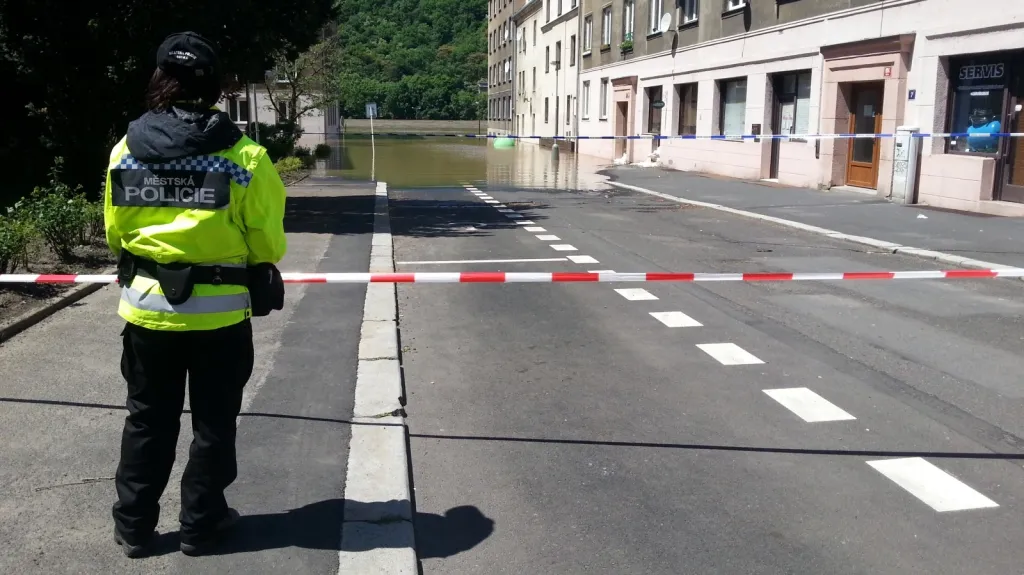 Policie kontroluje zaplavená místa a informuje o uzavírkách