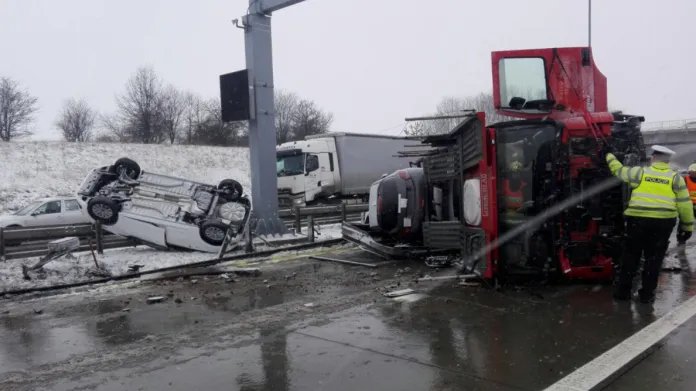 Na Pražském okruhu se převrátil kamion převážející osobní auta