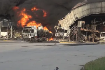 Trosky po havárii v Loukově zůstávají stále na svém místě. Hasiči zveřejnili záznamy bezpečnostních kamer
