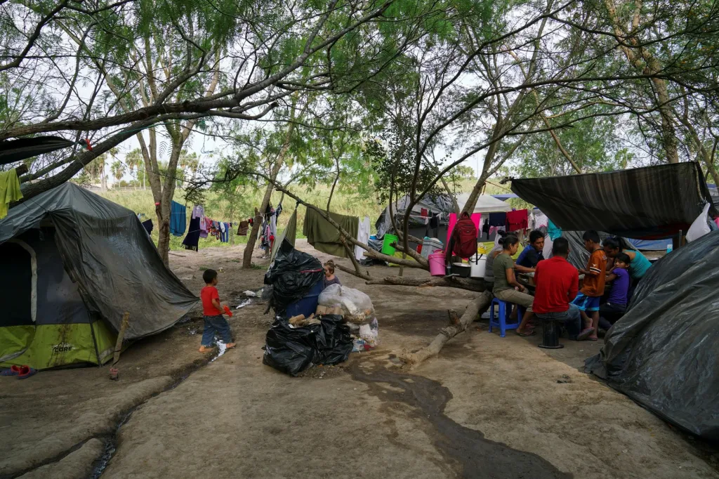 Uprchlický tábor pro rodiny s dětmi na americko-mexické hranici u města Matamoros