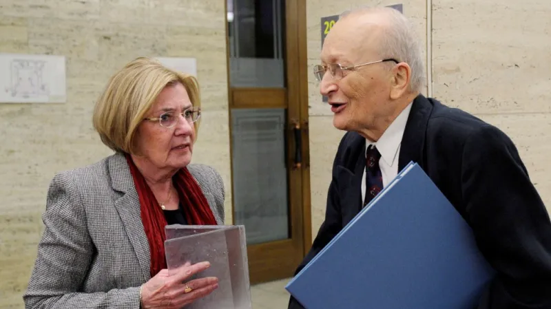 Novinář Petr Příhoda převzal 6. února v Praze z rukou členky Sdružení Ferdinanda Peroutky Libuše Koubské novinářskou Cenu Ferdinanda Peroutky.