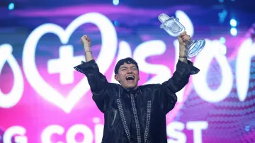 Zpěvák JJ reprezentující Rakousko s trofejí pro vítěze Eurovize