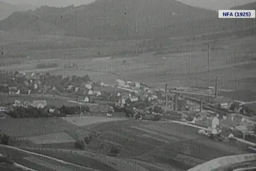 Velké, širé, rodné lány po sto letech. Spíše než ony vládnou krajině domy, města ztratila jasné hranice