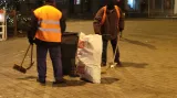 O úklid náměstí Svobody se postarala třicetičlenná uklízecí četa