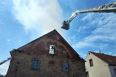 Rozsáhlý požár domu poblíž centra Plzně hasiči zlikvidovali. Při zásahu se dva zranili