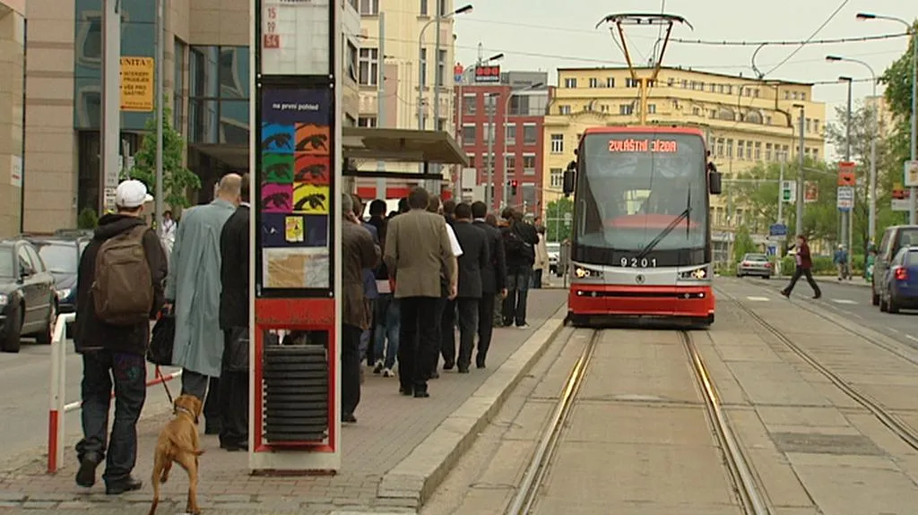 Tramvaj na zastávce