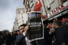Turecko zavřelo přes osm desítek redakcí. Erdogan chce kontrolovat armádu i tajné služby