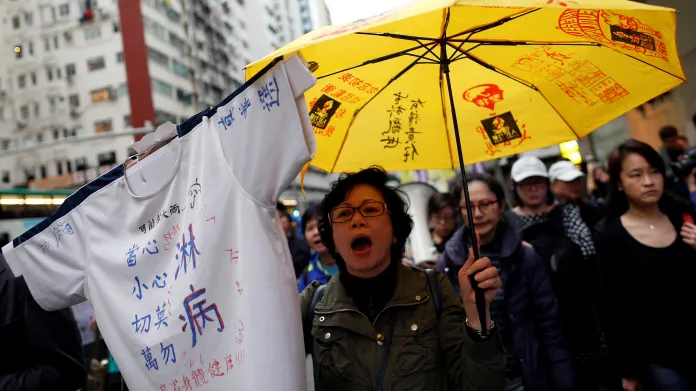Protest proti pekingskému vměšování. Žlutý deštník symbolizuje odpor proti čínské správě Hongkongu