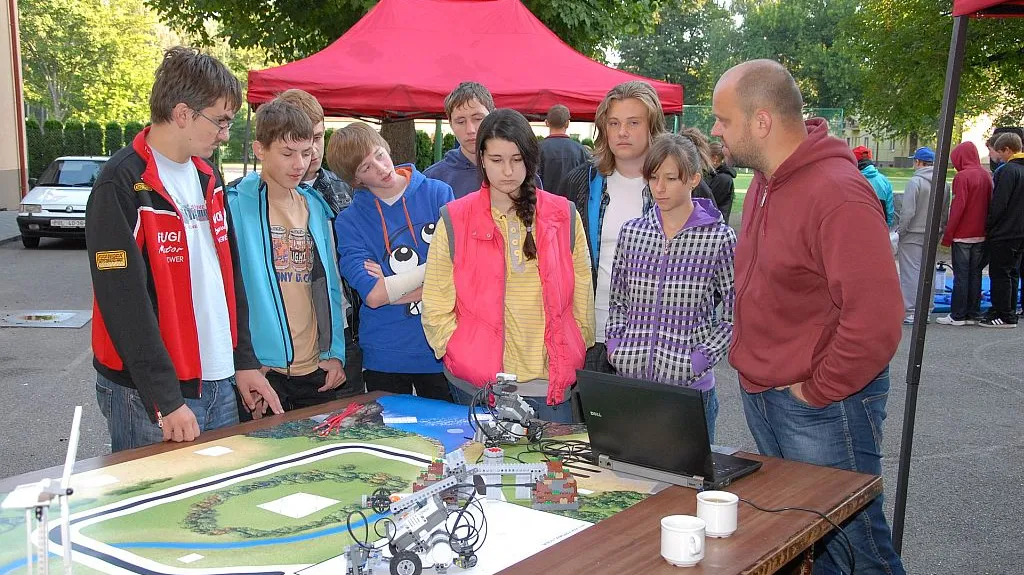 Věda a technika na dvorech škol