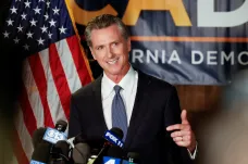 Kalifornský guvernér Newsom podle prognóz přestál pokus o odvolání z funkce