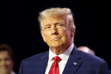 Mohl jsem to odtajnit, ukazuje Trump podle nahrávky důvěrný dokument, který už nesměl mít