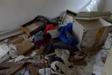 Majitelé s policií vyhánějí v Plzni bezdomovce z domu chátrajícího kvůli majetkovému sporu