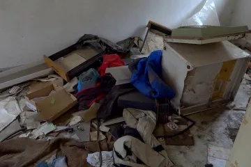 Majitelé s policií vyhánějí v Plzni bezdomovce z domu chátrajícího kvůli majetkovému sporu