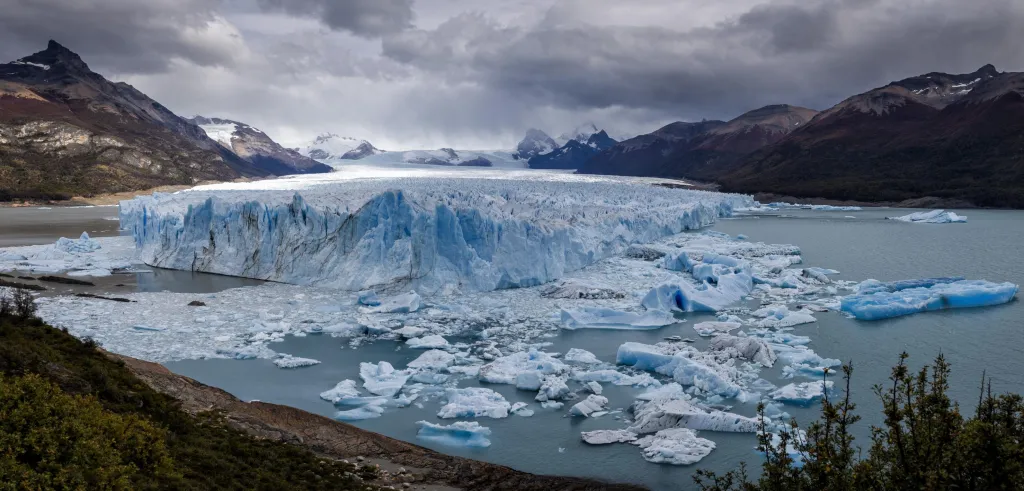 Ignacio Bruno, národní park Los Glaciares v Argentině: Cykly ledu

Snímek byl pořízen během návštěvy stezek u ledovce Perito Moreno a zachycuje nesčetné množství odlamování ledu, k čemuž došlo v posledních sezonách na přední straně tohoto ikonického ledovce. V posledních několika sezonách prošel tento ledovec dramatickými změnami a nyní ustupuje