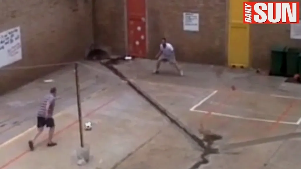 Radovan Krejčíř a Oscar Pistorius hrají fotbal