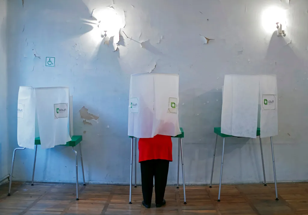 Žena ve volební místnosti během prezidentských voleb v gruzínském Tbilisi