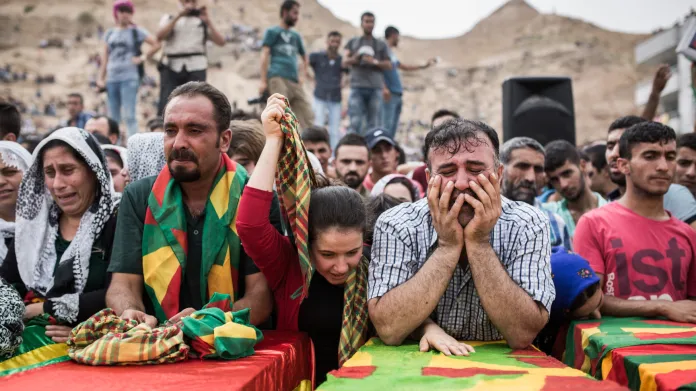 Pohřeb kurdských bojovníků
