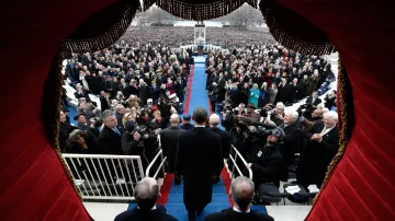 Barack Obama přichází složit prezidentskou přísahu